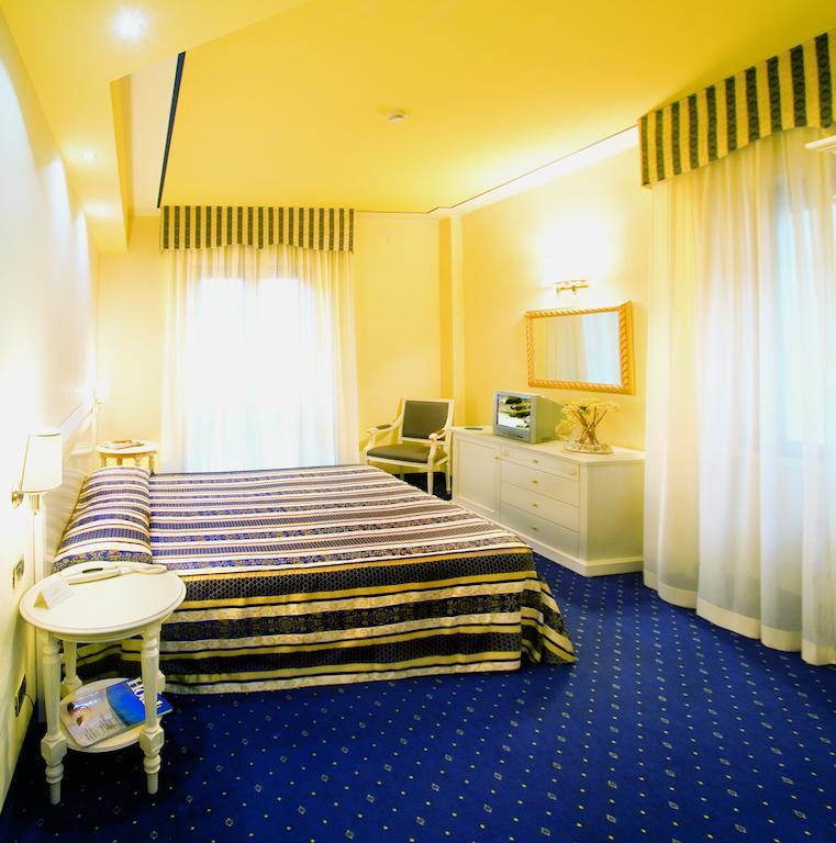 Junior Suite Shower,244937393:JPEG